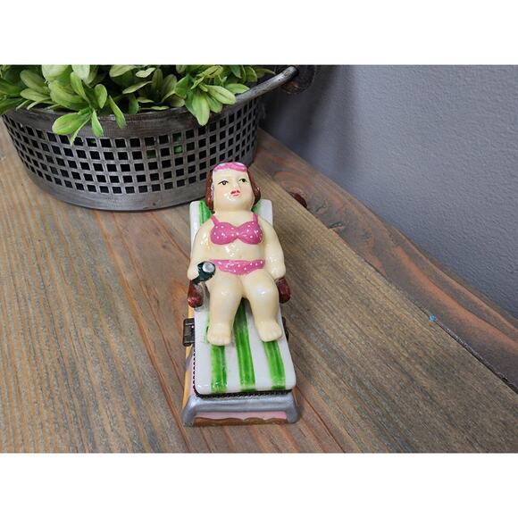 Vintage Ceramic Bikini Lady in Chair Hinged Stash Box Summer Trinket Container - Picture 1 of 8